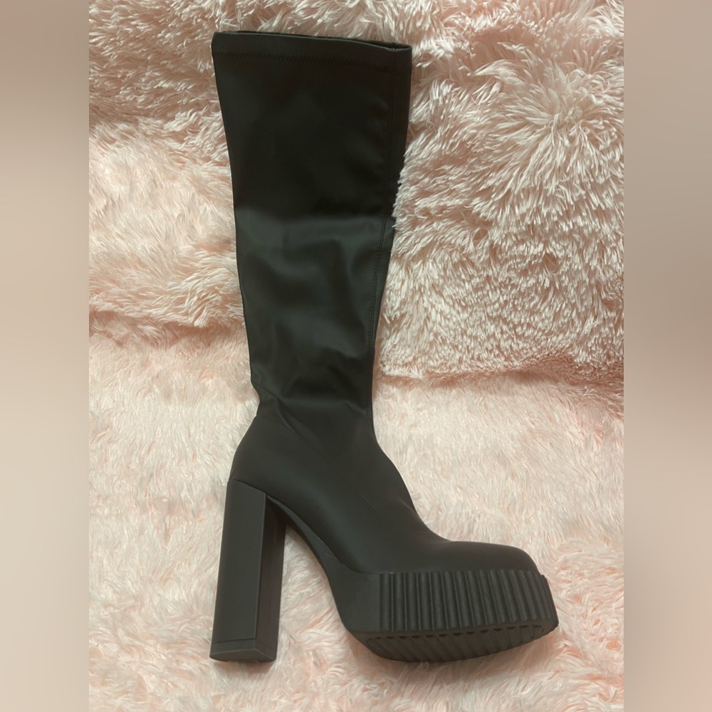 Simmi London Olina Platform Boots. Read description sizing.